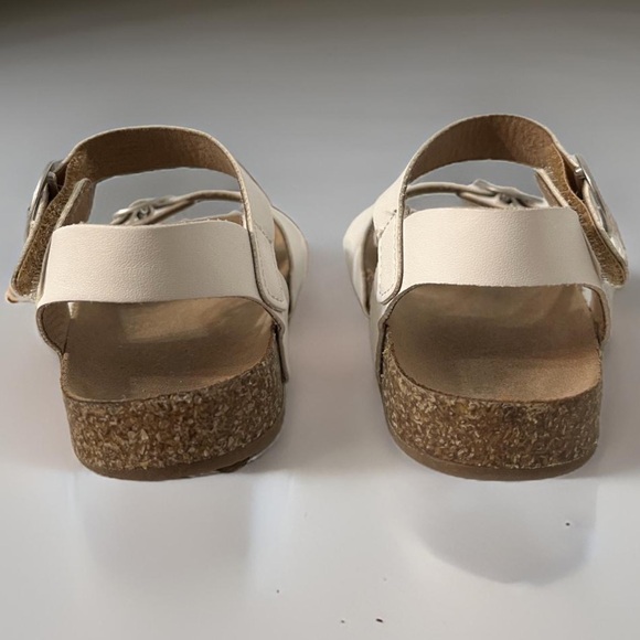 🔥OLD NAVY SANDLAS🔥 - Picture 2 of 5